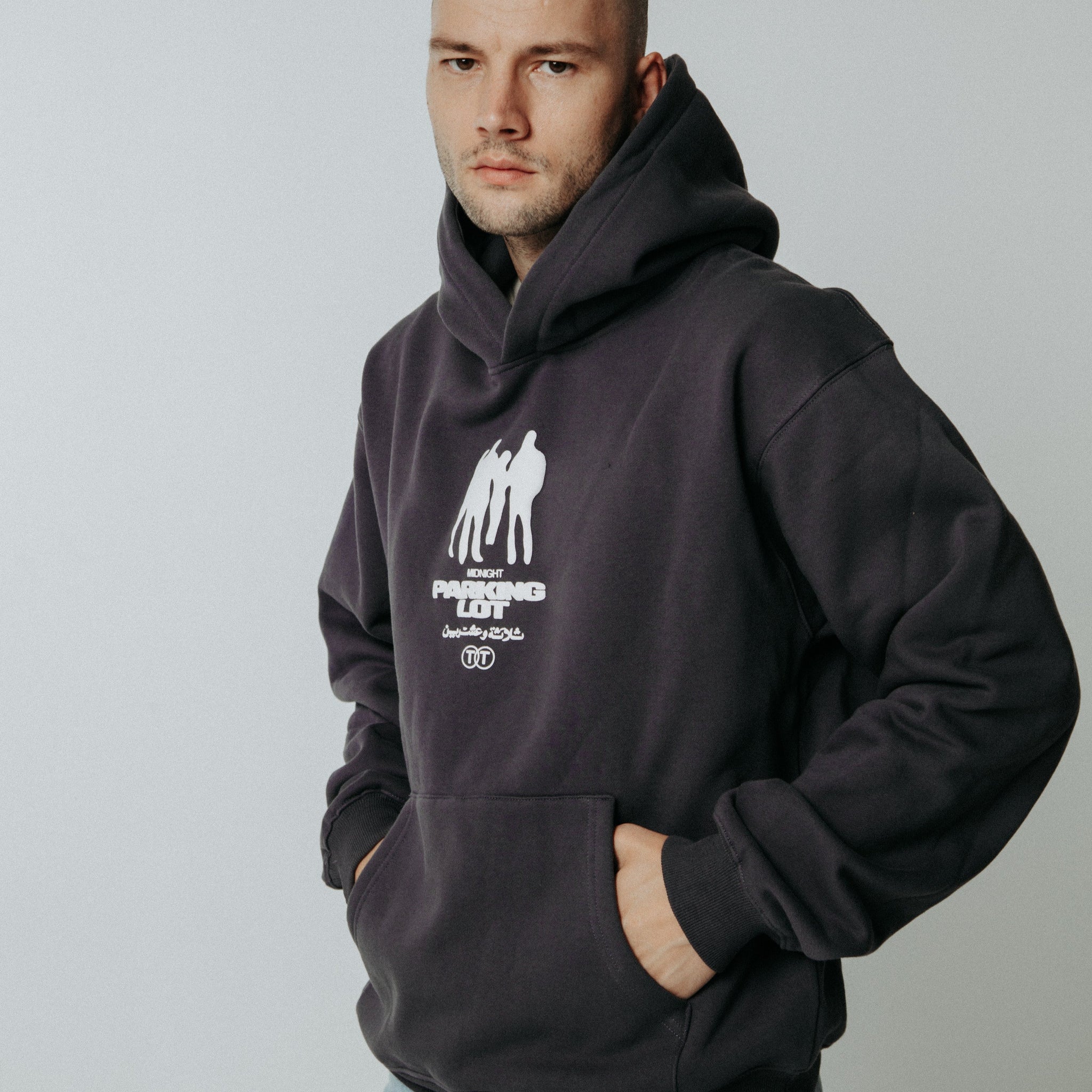 Streetwear oversized hoodie with buff print  السعوديةهودي اوفرسايز رمادي غامق ماركة ثلاثة وعشرين ٢٣ studio 23