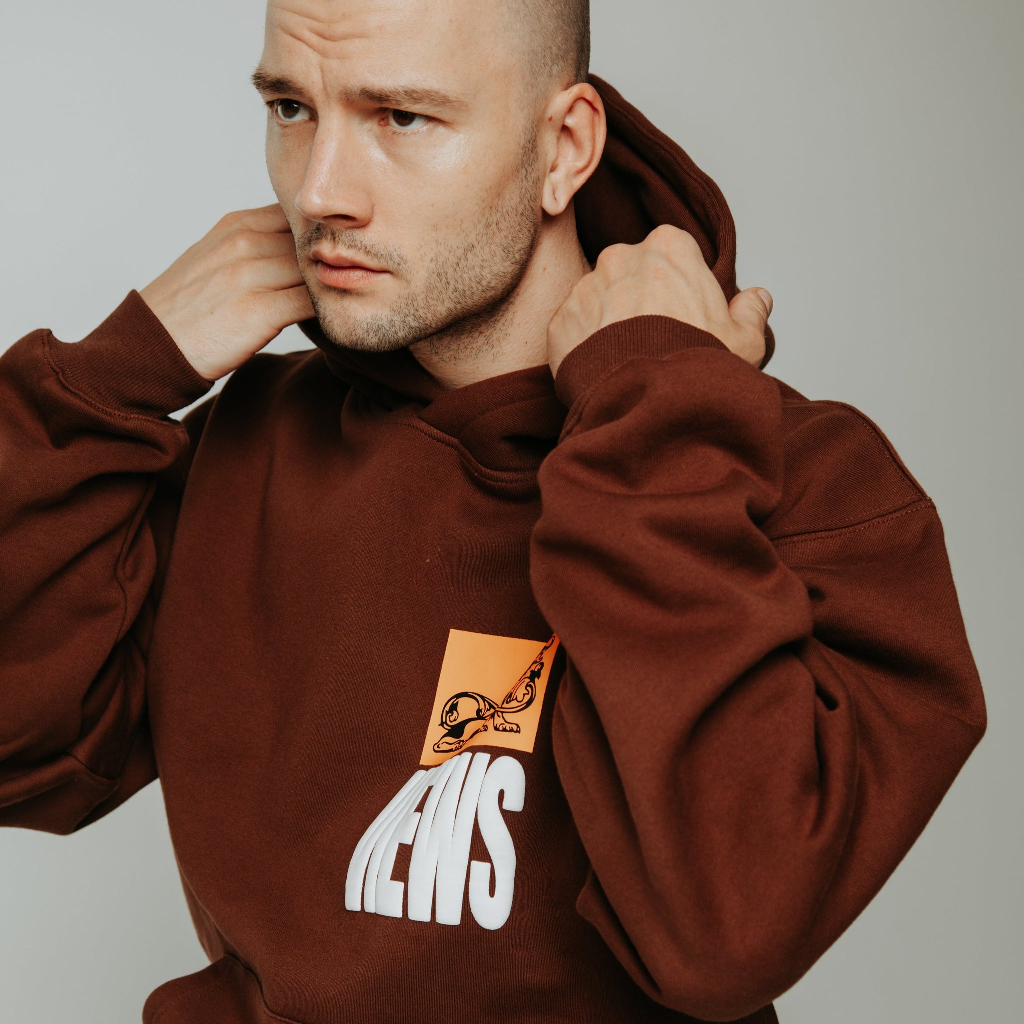 Streetwear oversized brown hoodie with buff print  السعوديةهودي اوفرسايز بني ماركة ثلاثة وعشرين ٢٣ studio 23